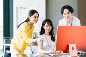 《正社員&未経験OK》アパレルメーカーで貿易事務／土日祝休み／年収380万円～（BLHA13613F）