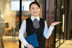 正社員★未経験OK♪輸入ディーラーのショールームでの受付事務（LNK10325）