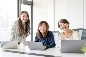 《年齢不問＆未経験OK》ディーラーでかんたん事務／電話対応ナシ／時給1500円+交／火・水休み（LHA13259）