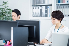 《正社員》経理事務／年収425万円～／年間休日120日（LHA11935）