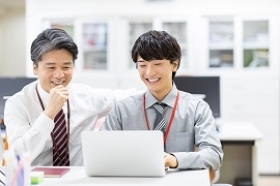 ＜正社員＞システム開発企業で財務・経理事務＊年収550万円～／年間休日123日（LHA12654）