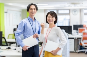 ＼通関士資格あれば未経験可♪／航空輸入事務@泉佐野*車通勤可／年齢不問（BLHC13252)