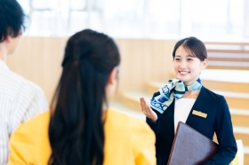 ＼未経験＆車通勤OK！／週4日～OK！輸入ディーラーでのショールーム受付✨（LSW13350）