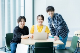 【なんば駅直結★】英語使用の経理事務・時短もOK/正社員！年収500万超！（LHM13455)