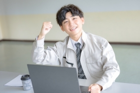 ＼未経験から正社員を目指せる！／メーカーの総務業務／車通勤OK！（LNN13684）