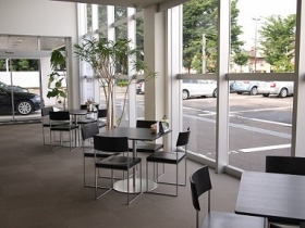 【週4日or週5日】輸入車ショールーム受付/未経験ＯＫ✨残業なし！車通勤OK（LSW13892）