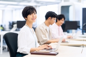 《17時まで＆残業ナシ》他法令の申請業務／貿易事務や通関業務の経験者限定★（BLHA13988）