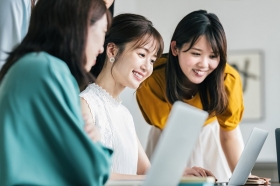《正社員で働く！》未経験OKの貿易事務★電話対応少なめ／年収350万円～／年間休日123日（BLHA14158F）